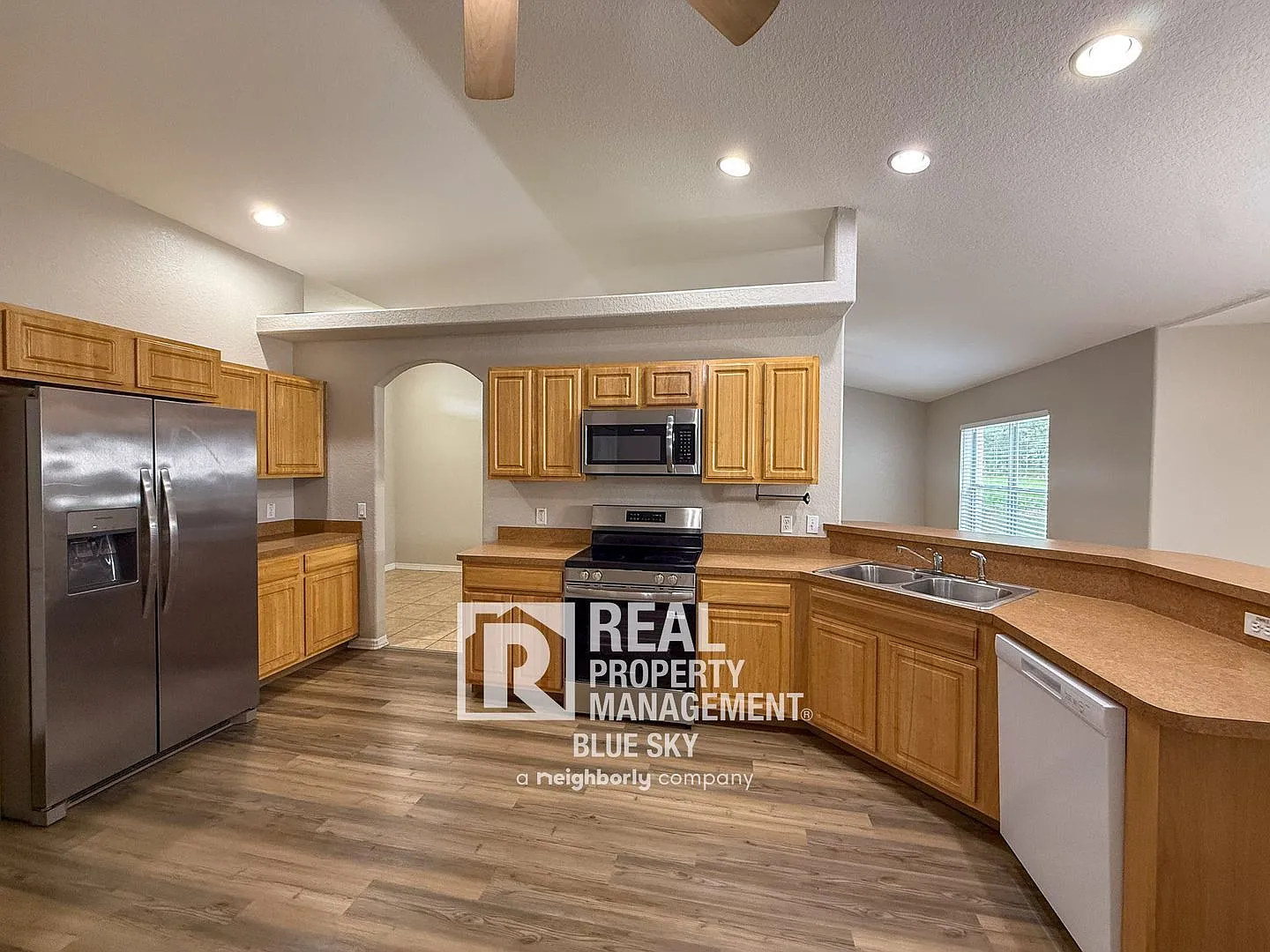 4 bed, 2.0 bath, 1898 sqft, $2,500 — Photo 2