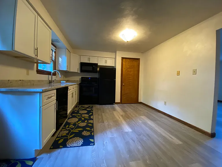 111 Edgewater Vlg #6 — Photo 2