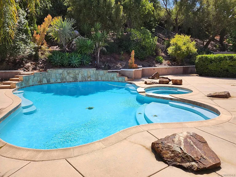 Swimming Pool/Hot Tub/Sauna