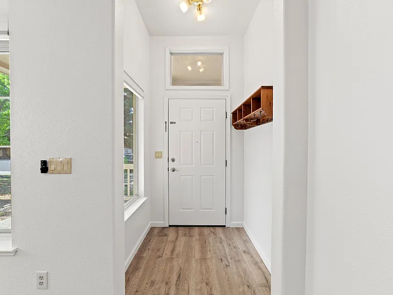 359 Seaton Dr — Photo 5