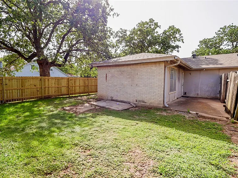 1202 Airline Dr — Photo 13
