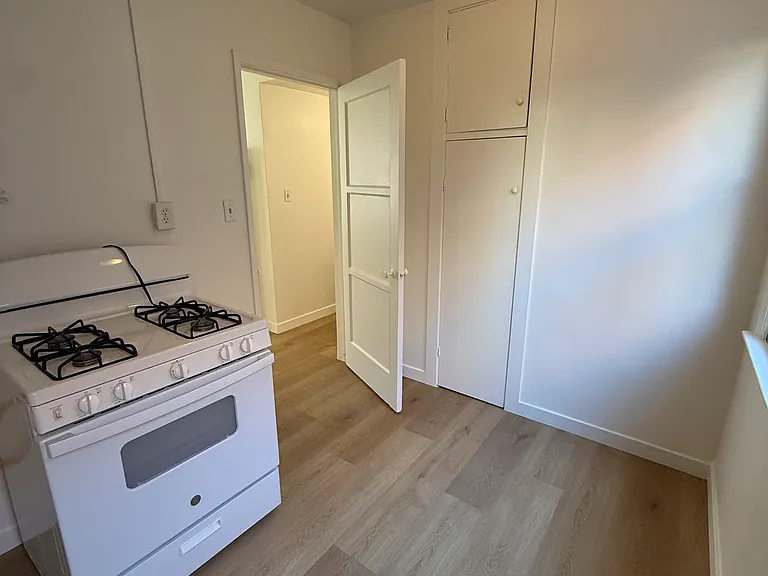 20 Roycroft Ave #2 — Photo 5