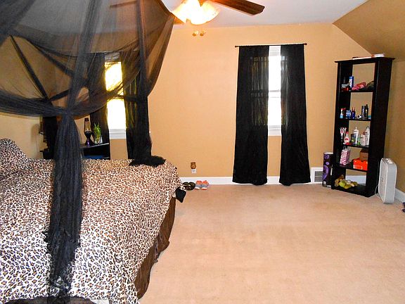 Bedroom w/ walk-in closet