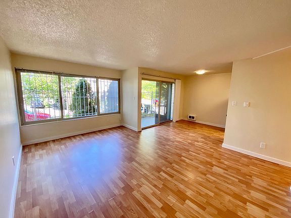 3rd image of 1821 E Thomas St #201