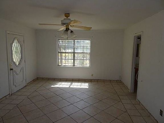 3rd image of 209 E Carolyn St