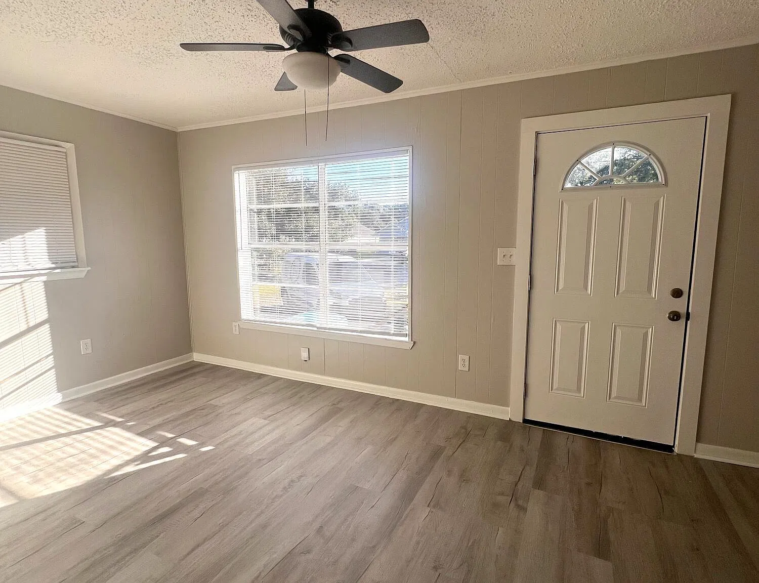 2 bed, 1.0 bath, 946 sqft, $1,200 — Photo 3