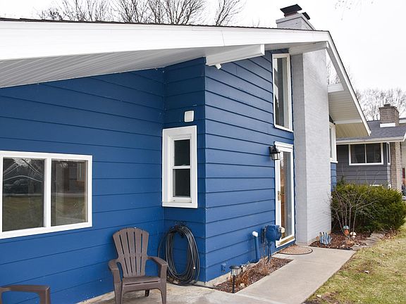 3rd image of 643 Roseland Dr