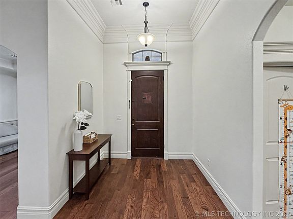 4th image of 3693 Lexington Ave