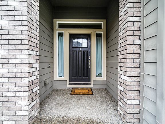 2nd image of 604 NE 167th Ave