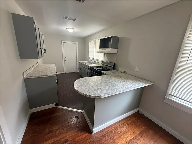 411 8th Ave — Photo 2