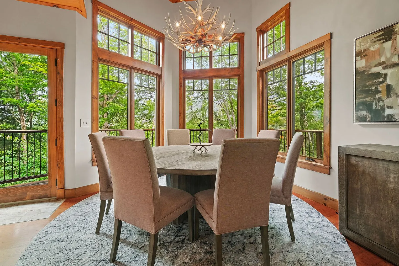 5 bed, 5.0 bath, 5489 sqft, $18,475 — Photo 4