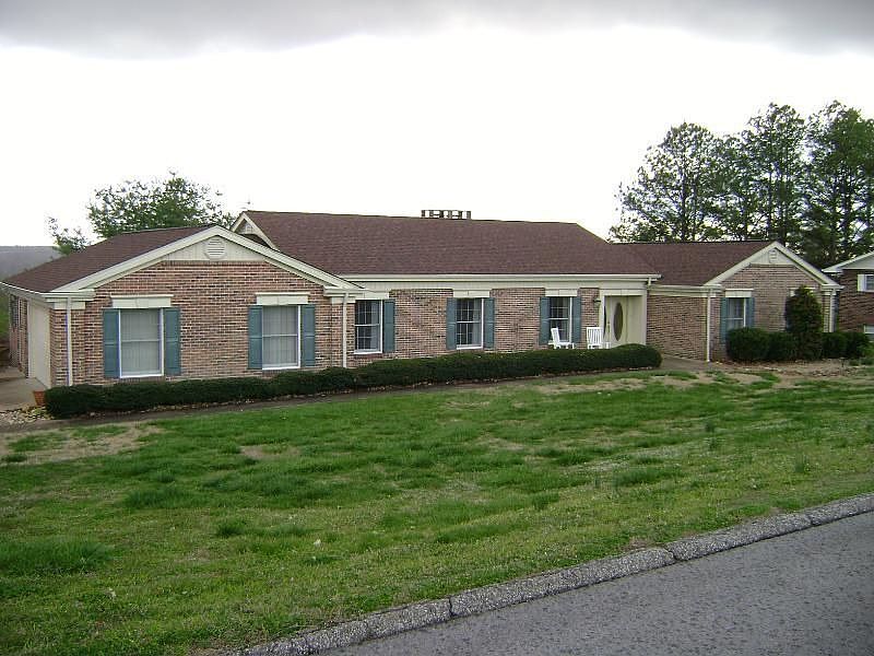 1st image of 715 Lakeview Dr