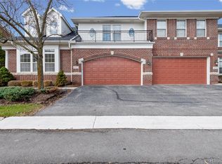 4392 Gateway Cir, West Bloomfield, MI 48322