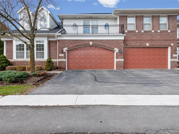 4392 Gateway Cir, West Bloomfield, MI 48322