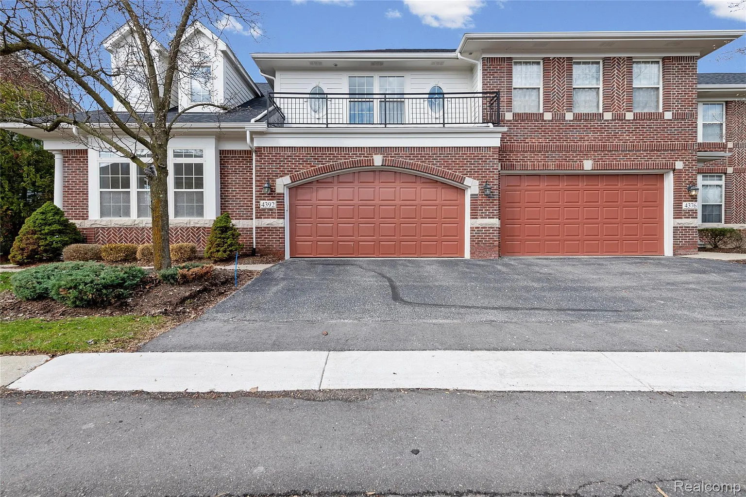 4392 Gateway Cir photo 1