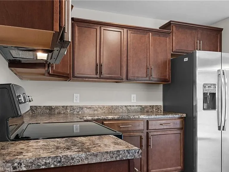 1595 Rossmore Dr — Photo 16