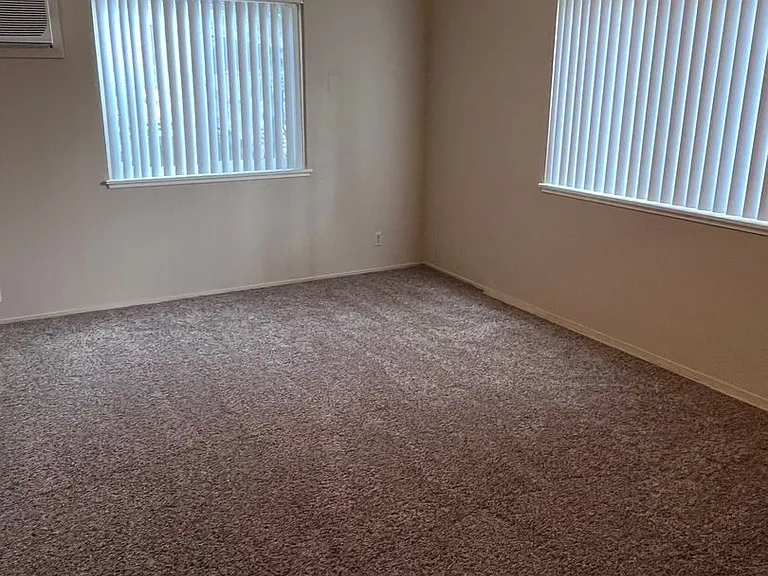 216 W Oak St #2 — Photo 8