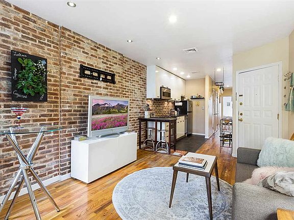 2nd image of 250 York St #204