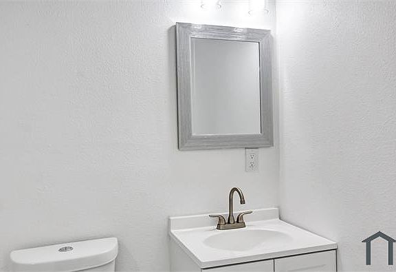 4th image of 901 Bessie St #205