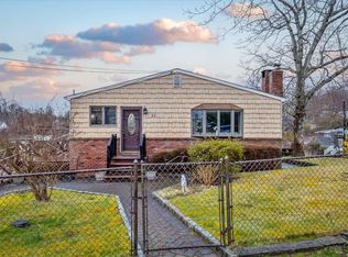 33 Somerset Rd, Rocky Point, NY 11778