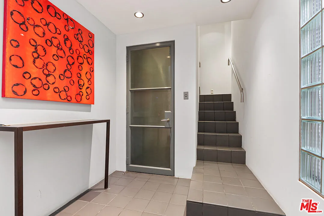 3 bed, 4.0 bath, 4040 sqft, $14,500 — Photo 3