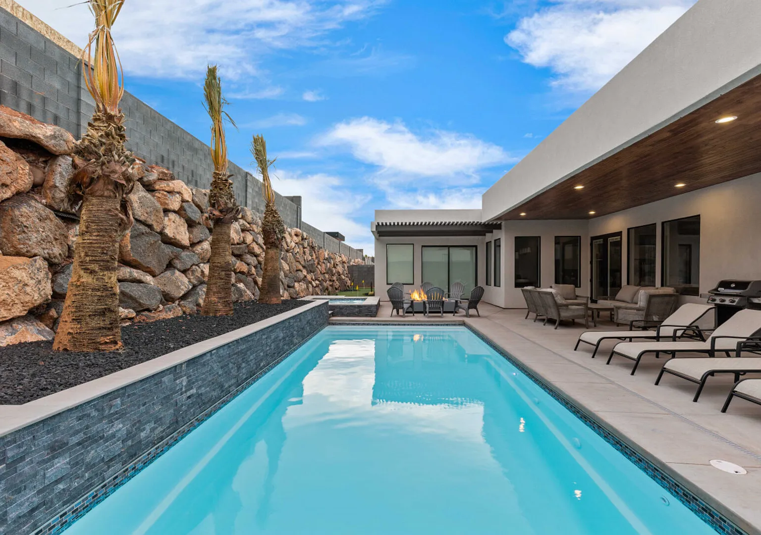 Modern Luxury Home w/ Private Pool, Spa, Mini Golf & Firepit — Photo 1