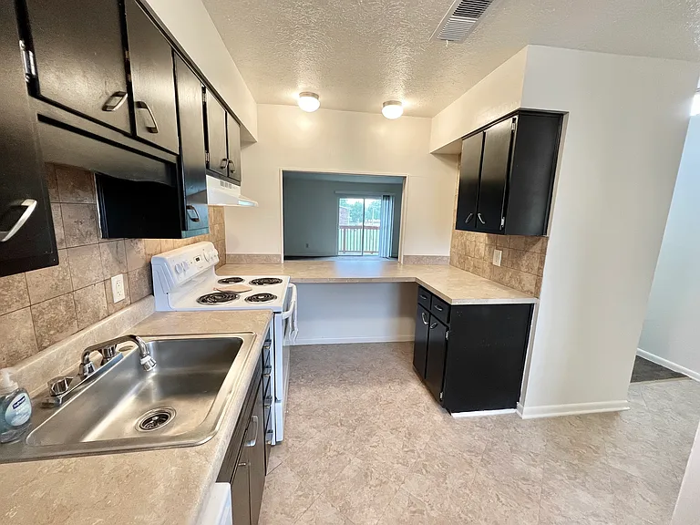 Mayfair Apartments — Photo 121