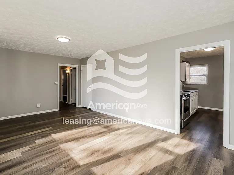 1335767_003_wm_-_living_room_13381233.jpg