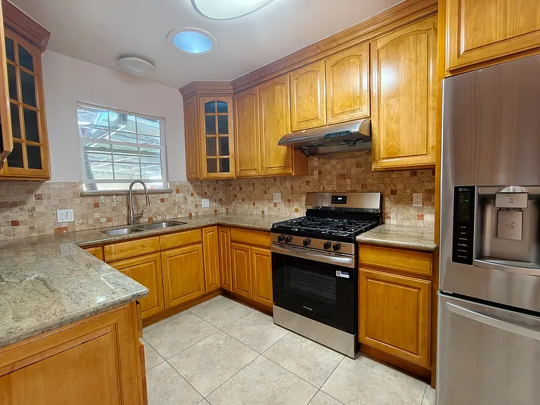 2056 Bancroft Ave — Photo 9
