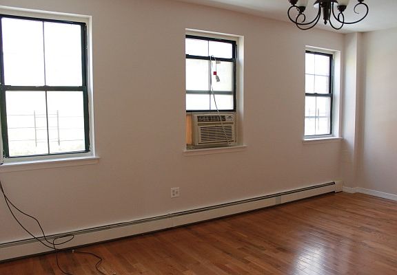 5th image of 446 Carlton Ave