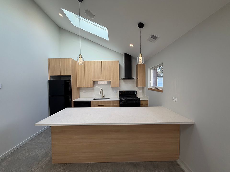 Kitchen with peninsula