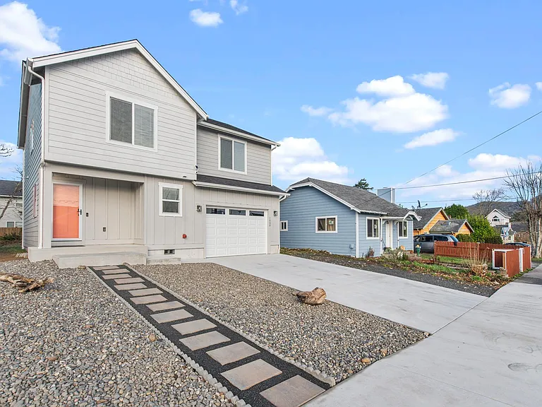 1020 2nd Ave — Photo 2