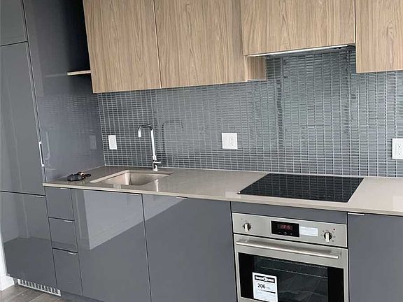 4th image of 161 Roehampton Ave #2604