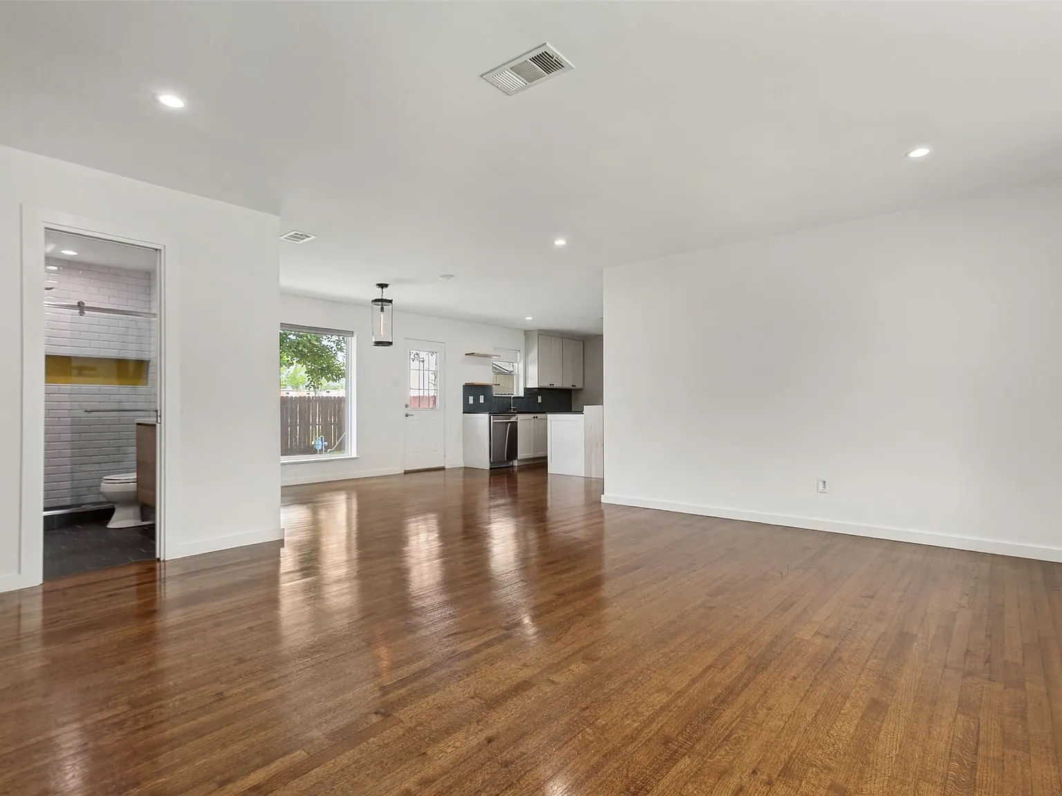 3 bed, 2.0 bath, 1368 sqft, $2,250 — Photo 3