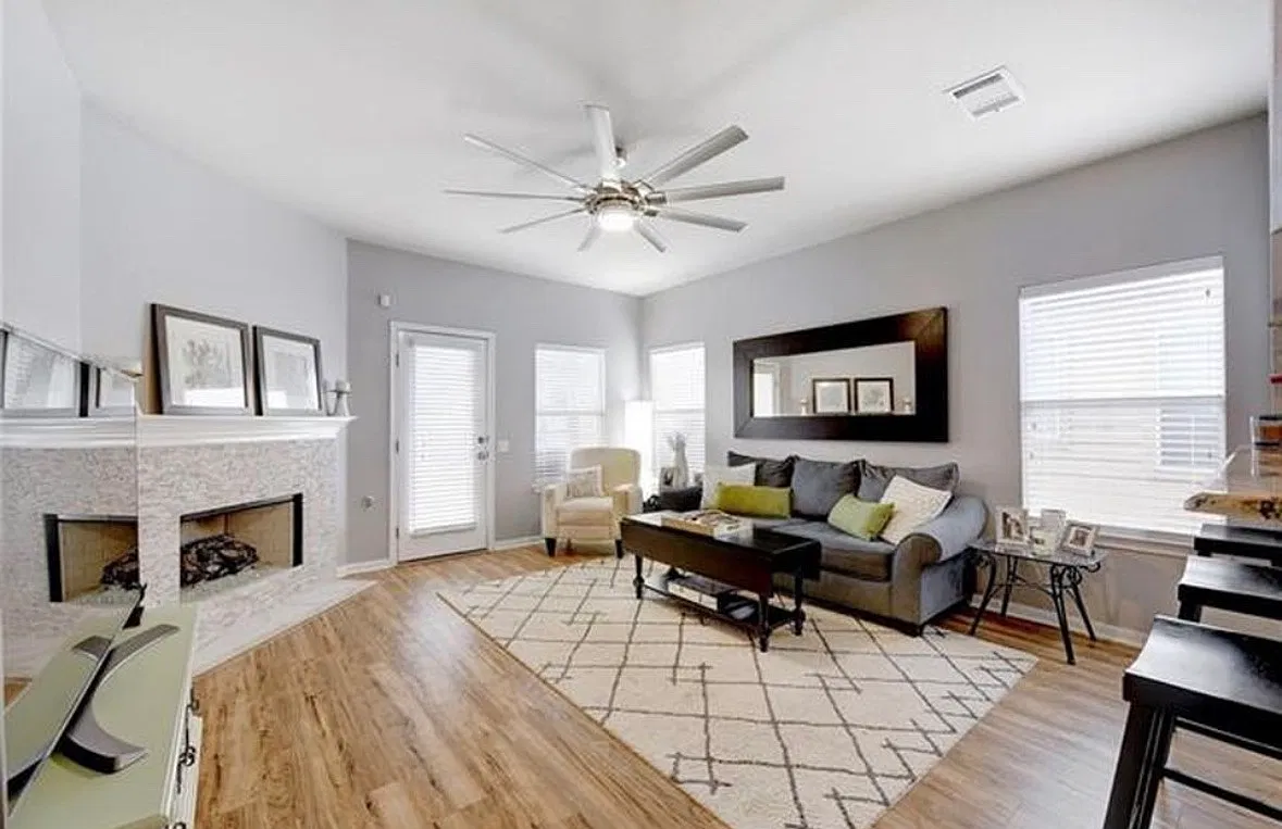 3 bed, 1452 sqft, $2,100 — Photo 2