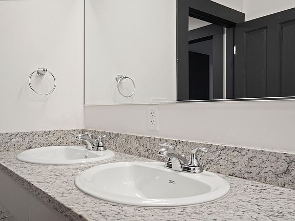 2nd image of 324 Niagara St #202