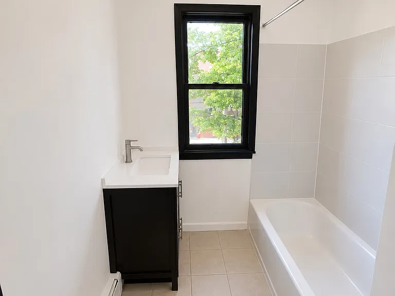 28 Monroe St #2 — Photo 4