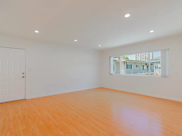 340 W Doran St #8 — Photo 5