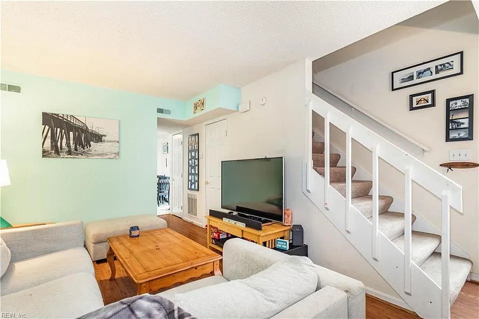 521 Barberton Dr — Photo 3