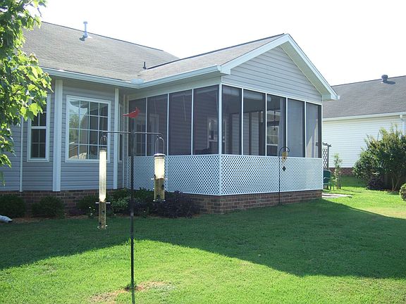 RELAXING SCREENED PORCH