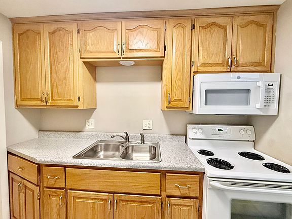 5th image of 3330 Charlotte St #3346