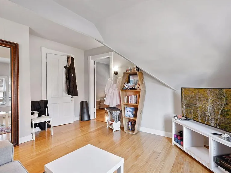 1862 Roblyn Ave — Photo 5