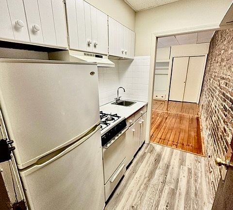 5th image of 23 Sheafe St APT 4R