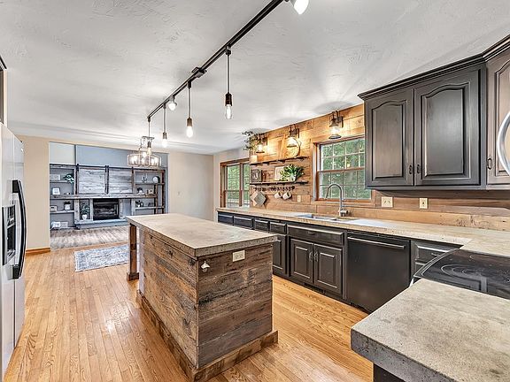 4th image of 2752 Woodland Hills Ct