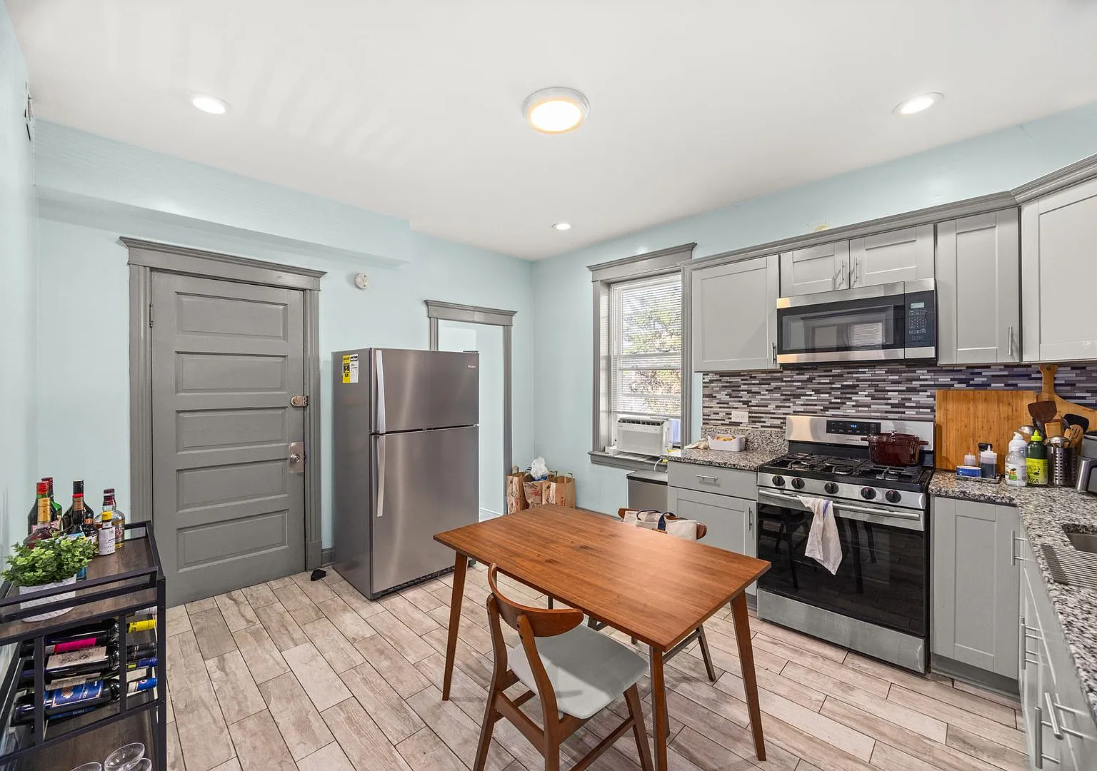 3 Bedroom Apartment — Photo 3