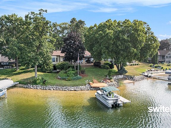 2nd image of 7165 Camino Del Rey Dr NE