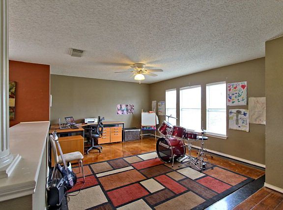 5th image of 726 Pinehurst Dr