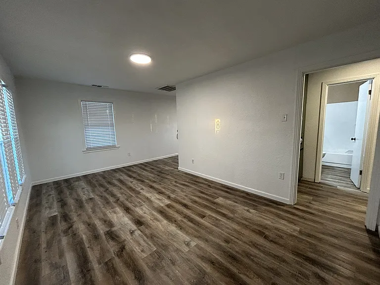 4623 S Lipscomb St — Photo 3