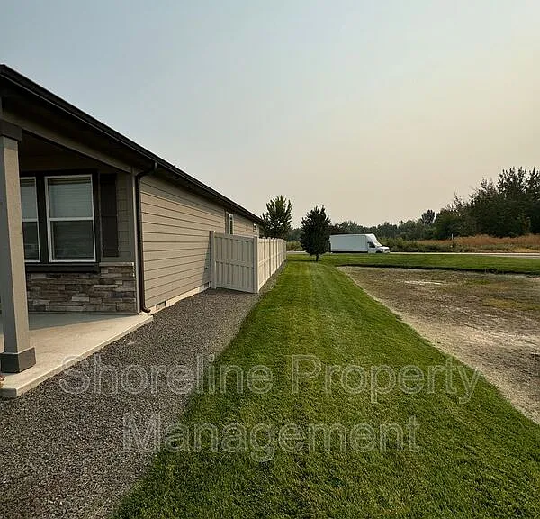 511 Diamond Lake St — Photo 5