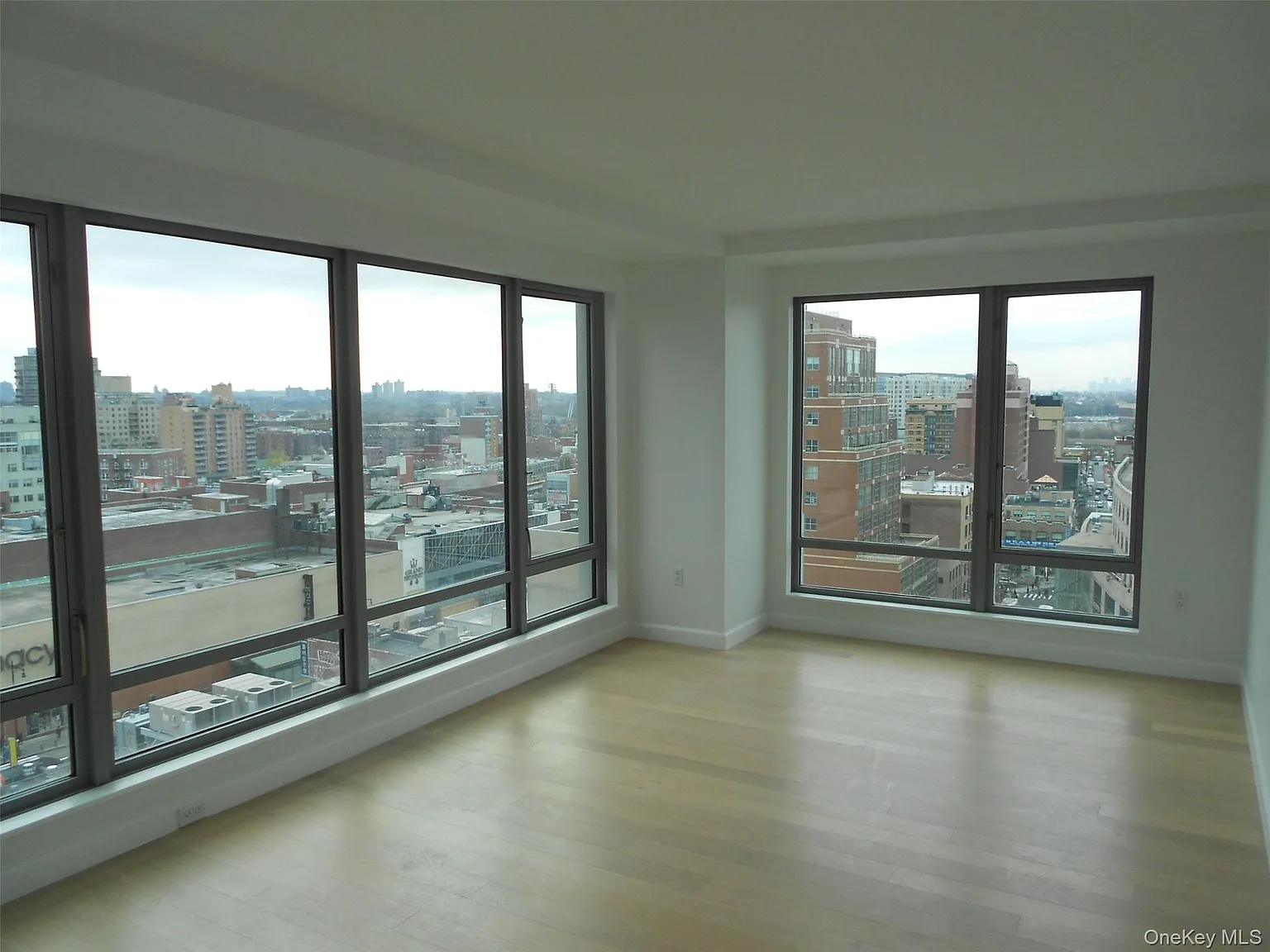 3 bed, 2.0 bath, 1100 sqft, $4,700 — Photo 2